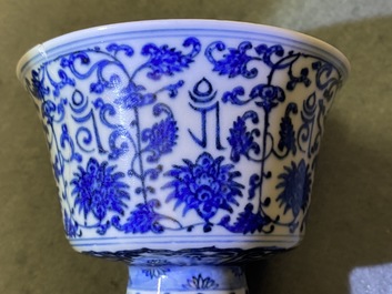 Een Chinese blauw-witte stem cup met Lan&ccedil;a inscripties, Qianlong merk en periode